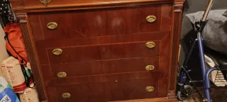 Cómoda de madera con tapa de mármol