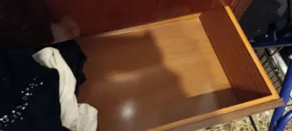 Cómoda de madera con tapa de mármol