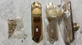 Tirador con bocallave dorado