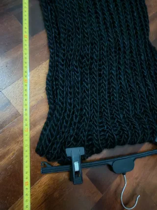 Sciarpa nera con pompon