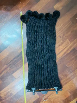 Sciarpa nera con pompon