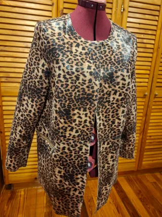 Abrigo charol leopardo
