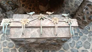 Perchero de hierro forjado con pájaros
