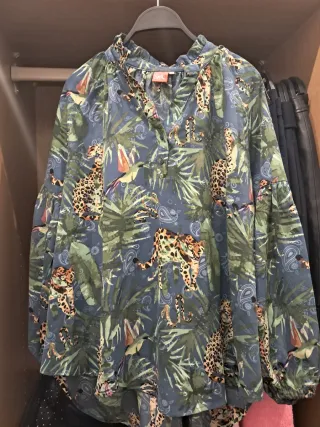 Camisa estampada de leopardo y hojas