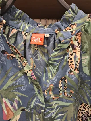 Camisa estampada de leopardo y hojas