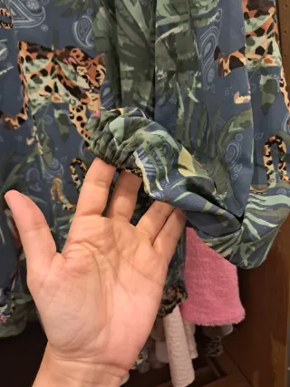 Camisa estampada de leopardo y hojas