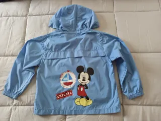 Cortavientos azul con Mickey Mouse