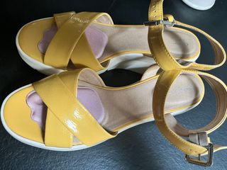 Sandalias amarillas  Talla 40
