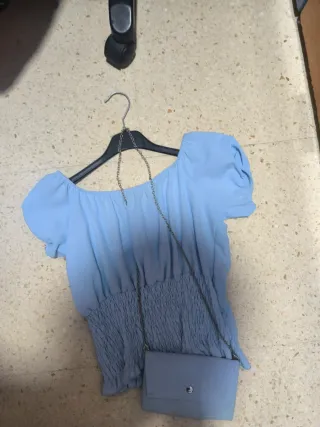 Tops celeste, negro y blanco con bolsitos.