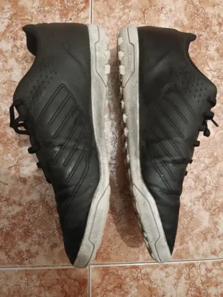 Botas de fútbol multitacos negras y bolso