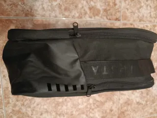 Botas de fútbol multitacos negras y bolso