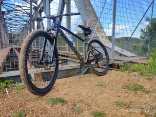 Bicicleta de montaña azul