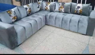 Sofá modular negro con cojines