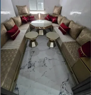 Sofá modular negro con cojines