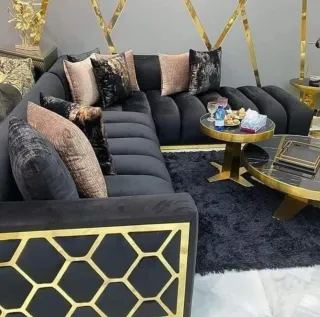 Sofá modular negro con cojines