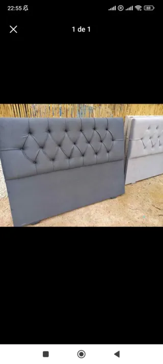 Sofá modular negro con cojines