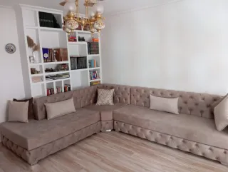 Sofá modular negro con cojines