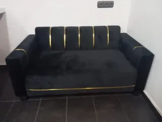 Sofá modular negro con cojines