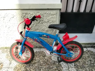 Bicicleta infantil Spiderman azul y roja