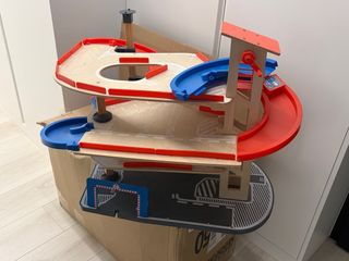 Garaje de madera para juguetes