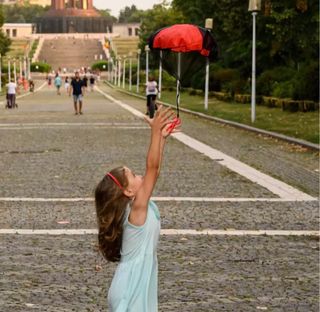 Paracaidista de juguete para niños