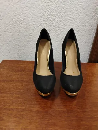 Zapatos de tacón negros con detalles dorados