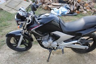 Yamaha Naked Negra y Plateada