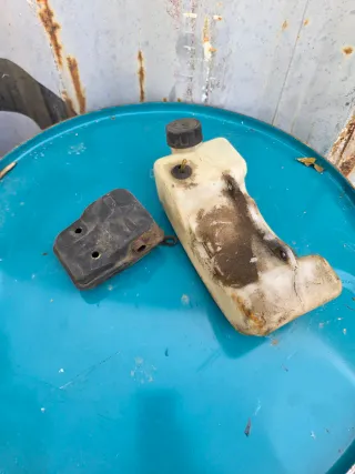 Escape y depósito desbrozadora