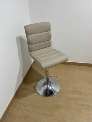 Taburete alto beige y plateado