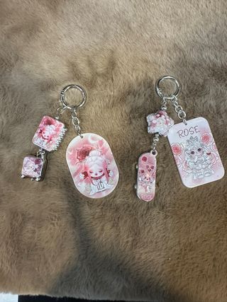 Llaveros SKULLPANDA y DORA POP MART