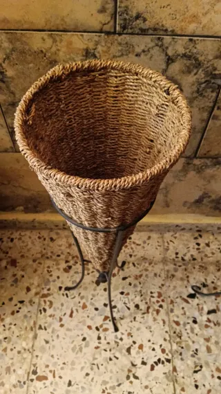 2 Maceteros Mimbre Elegantes con Soporte Metálico