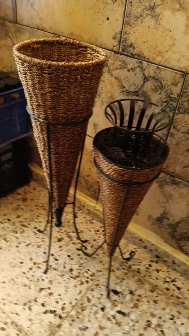 2 Maceteros Mimbre Elegantes con Soporte Metálico