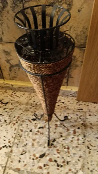 2 Maceteros Mimbre Elegantes con Soporte Metálico