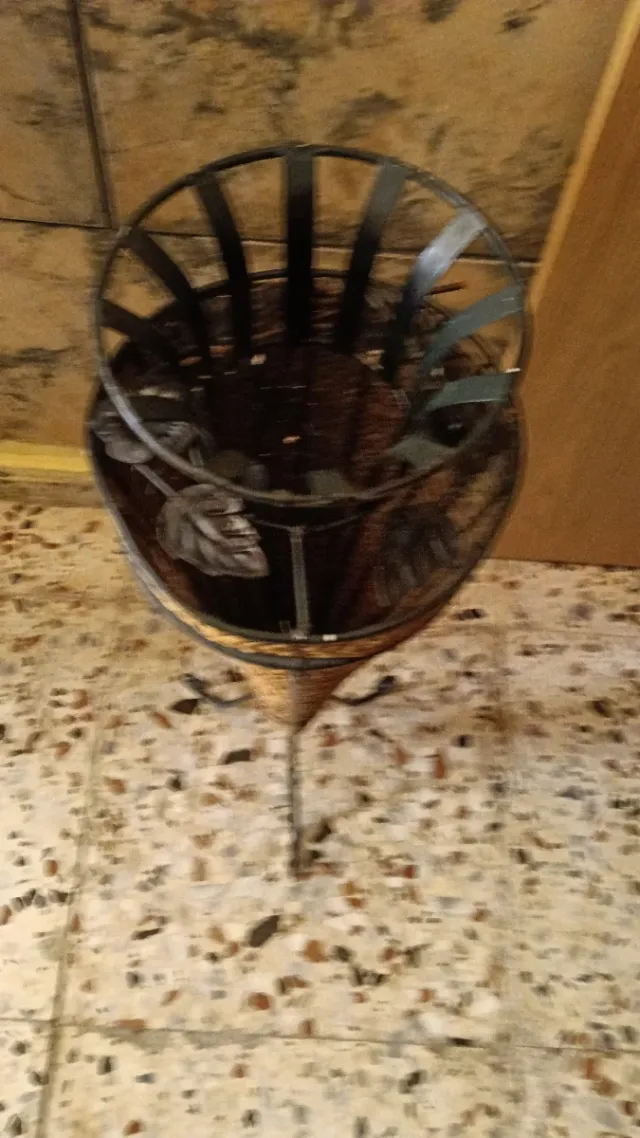 2 Maceteros Mimbre Elegantes con Soporte Metálico