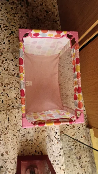 Cuna de juguete rosa con estampado