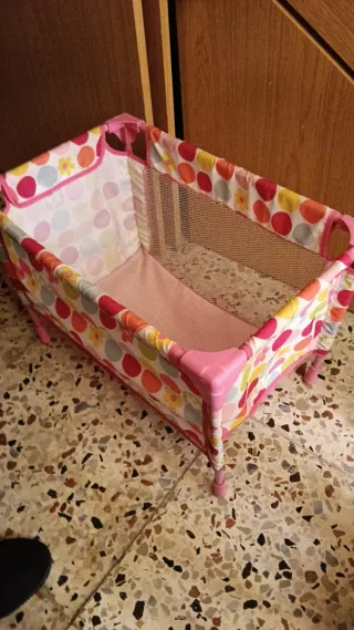 Cuna de juguete rosa con estampado