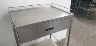 Mesa metálica con cajón y ruedas