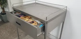 Mesa metálica con cajón y ruedas
