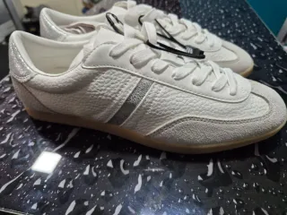 Zapatillas Blancas y Plateadas Talla M