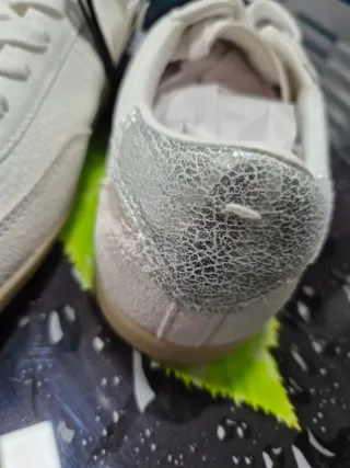 Zapatillas Blancas y Plateadas Talla M