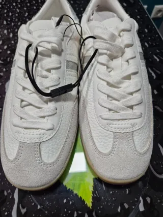 Zapatillas Blancas y Plateadas Talla M