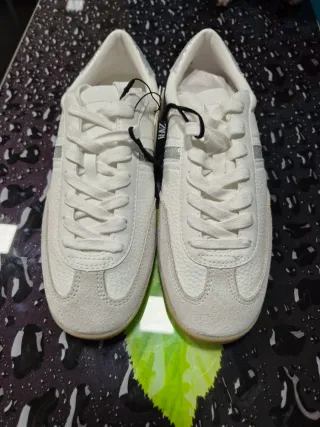 Zapatillas Blancas y Plateadas Talla M