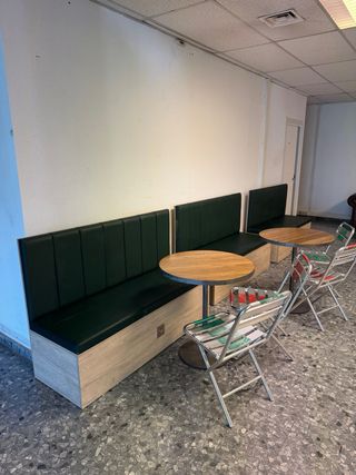 Sofás de piel sintética verde y madera