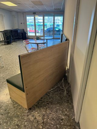 Sofás de piel sintética verde y madera