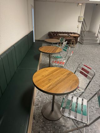 Sofás de piel sintética verde y madera