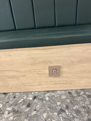 Sofás de piel sintética verde y madera