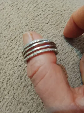 Anillo plateado con diamantes