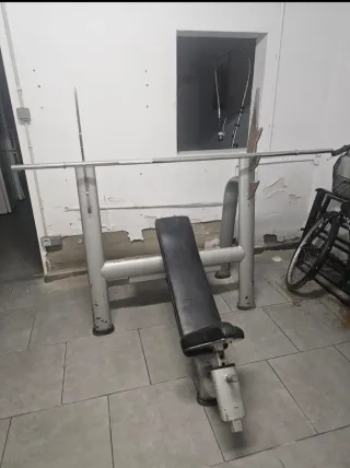 Press inclinado gimnasio profesional con barra