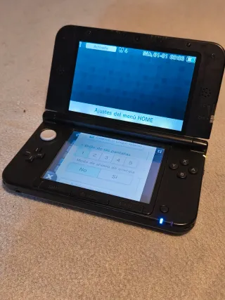 Nintendo 3DS XL con cargador y lápiz