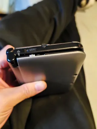 Nintendo 3DS XL con cargador y lápiz